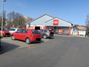 Na parkovišti u jabloneckého Penny narazil do jiného vozu a ujel. Řidiče černé Oktávky teď hledá policie