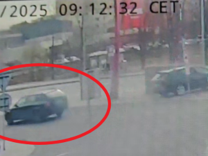 Na parkovišti u jabloneckého Penny narazil do jiného vozu a ujel. Řidiče černé Oktávky teď hledá policie
