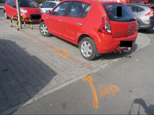 Na parkovišti u jabloneckého Penny narazil do jiného vozu a ujel. Řidiče černé Oktávky teď hledá policie