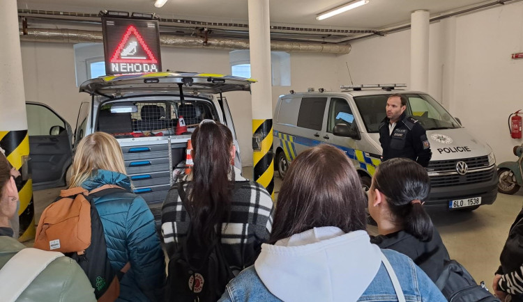 Budoucí záchranáři měli možnost nahlédnout do práce policie