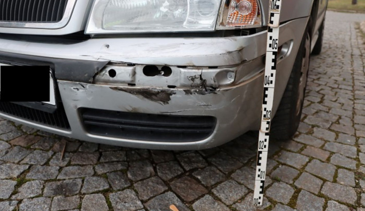 Řidička posilněná alkoholem srazila autobus. Na zadním sedadle vezla dvoutýdenní dítě