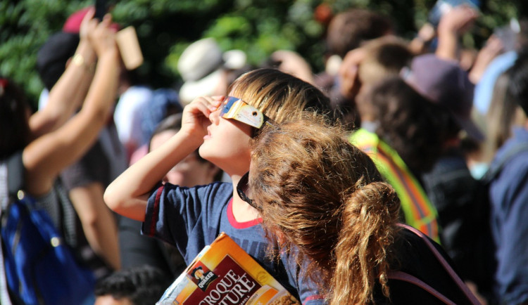 Lidé mohou v sobotu pozorovat částečné zatmění slunce. Bez brýlí hrozí poškození zraku, varují odborníci