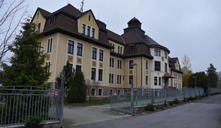 Plánovaný domov důchodců je v Chrastavě v ohrožení. O budovu končícího dětského domova projevili zájem vojáci