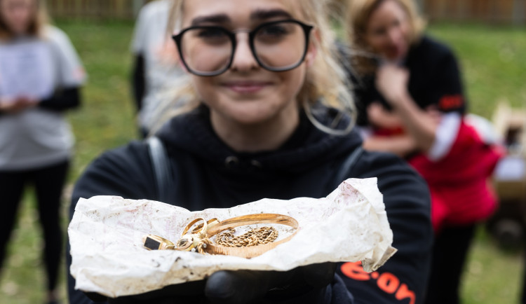 E.ON už podeváté uklízel Česko. Dvě stovky zaměstnanců našly v přírodě zakopané zlato i vyhozený elektroměr