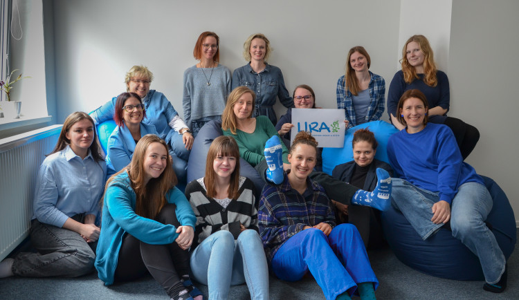 Do modrého se převléknou u příležitosti Světového dne porozumění autismu 2. dubna i pracovnice Centra LIRA