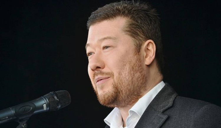 KOMENTÁŘ: Okamura kopíruje „podvod na voličích”. Vytvořil Národní frontu, tentokrát nahnědo