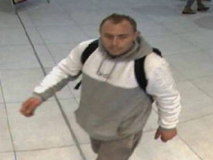 Znáte muže na fotkách? Platil nákupy cizí kartou, s pomocí snímků z kamer kas ho hledá policie