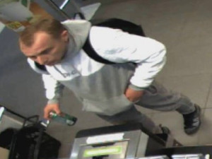 Znáte muže na fotkách? Platil nákupy cizí kartou, s pomocí snímků z kamer kas ho hledá policie