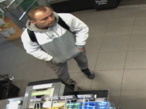 Znáte muže na fotkách? Platil nákupy cizí kartou, s pomocí snímků z kamer kas ho hledá policie