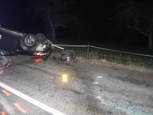 Mladý řidič se chtěl vyhnout srnce, zpanikařil ale a otočil auto na střechu