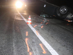 Mladý řidič se chtěl vyhnout srnce, zpanikařil ale a otočil auto na střechu