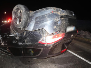 Mladý řidič se chtěl vyhnout srnce, zpanikařil ale a otočil auto na střechu