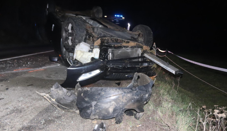 Mladý řidič se chtěl vyhnout srnce, zpanikařil ale a otočil auto na střechu