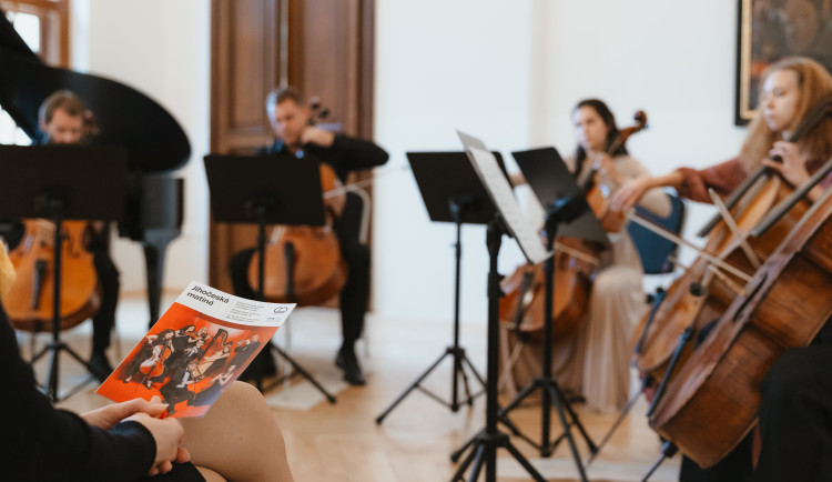 Romantika, která vás rozpláče, kulinářská show i příběh z historie. Divadlo nabídne rozmanité premiéry