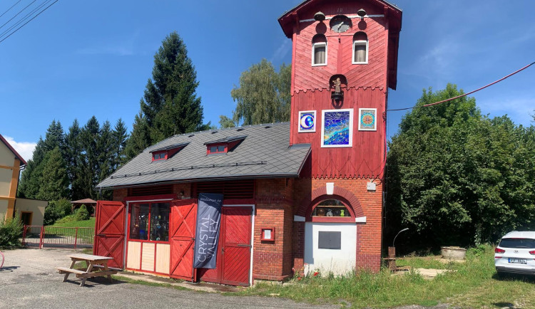 Orloj Martina Chaloupky se přestěhoval z Kryštofova Údolí do Žibřidic. Chystá se jeho zprovoznění