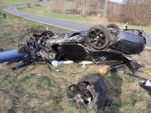 Narozeninový zázrak pro řidiče BMW. Bouračku, po které z jeho auta zůstala jen hromada plechu, přežil