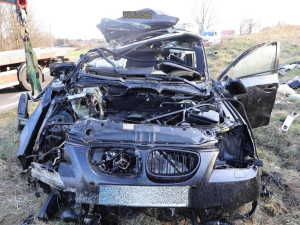 Narozeninový zázrak pro řidiče BMW. Bouračku, po které z jeho auta zůstala jen hromada plechu, přežil