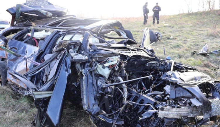 Narozeninový zázrak pro řidiče BMW. Bouračku, po které z jeho auta zůstala jen hromada plechu, přežil