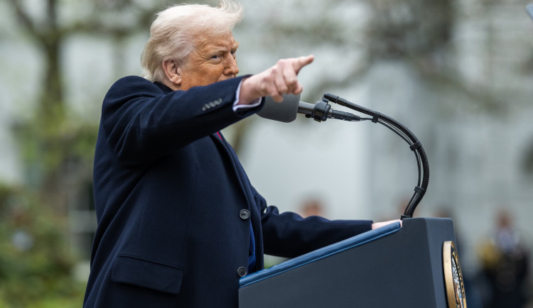 This photograph is provided by THE WHITE HOUSE as a courtesy and may be printed by the subject(s) in the photograph for personal use only. The photograph may not be manipulated in any way and may not otherwise be reproduced, disseminated or broadcast, wit