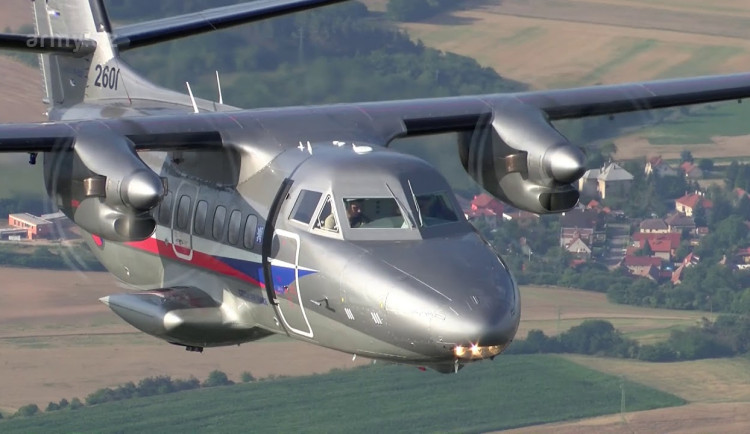 Nad Libercem dnes proletí turbovrtulový letoun a zazní čestné salvy. Budou součástí pohřbu vojáka