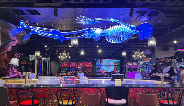 Pětimetrový kostlivec z dílny železnobrodských sklářů už zdobí Máj v Praze. Visí nad barem