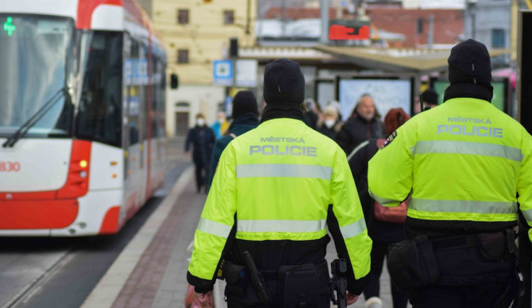 Žene v Brně spadly klíče do kanálu. Zavolala strážníky, kteří je vytáhli silným magnetem