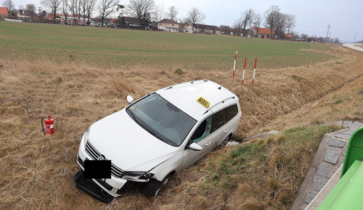 Pomohli v tísni a zmizeli. Policie hledá dva zachránce, kteří vyprostili zraněného taxikáře z auta
