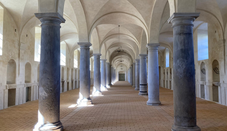 V Zákupech se dnes veřejnosti poprvé otevírá obnovená konírna, která připomíná barokní katedrálu