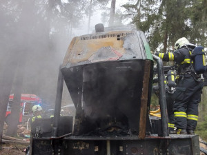 Profesionální hasiči zasahovali tento týden u 14 požárů, včera třeba u autobusové zastávky v plamenech na Frýdlantsku