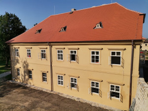 V Zákupech se dnes veřejnosti poprvé otevírá obnovená konírna, která připomíná barokní katedrálu