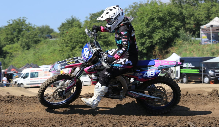 VIDEO: Vážná nehoda na motokrosových závodech, motorka vylétla z dráhy a spadla mezi diváky