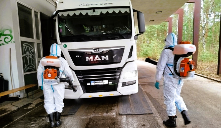Bezpečnostní kontroly na hranicích pokračují, dezinfekcí prošlo už téměř 150 automobilů
