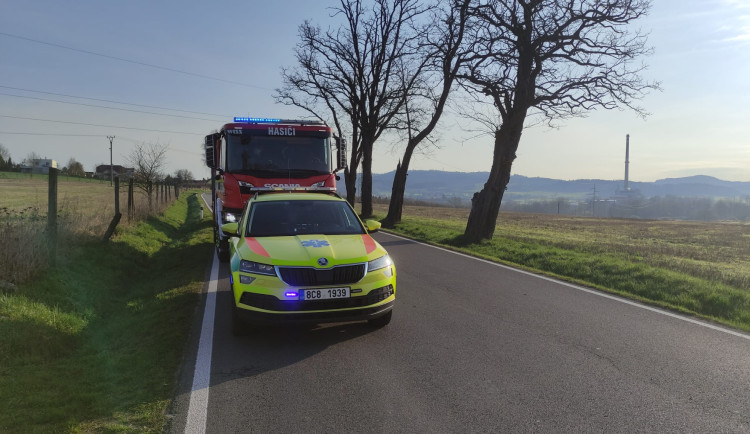 Nedaleko Písku se střetla dodávka s osobákem. Záchranáři ošetřili dvě osoby, na místě zasahoval i vrtulník