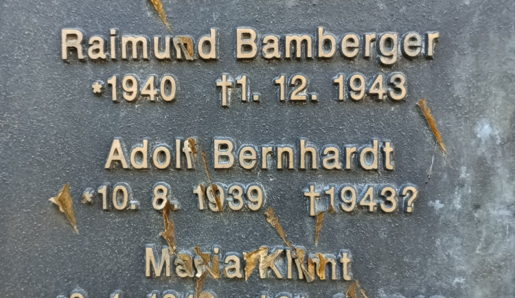 pomník poničený sekerou