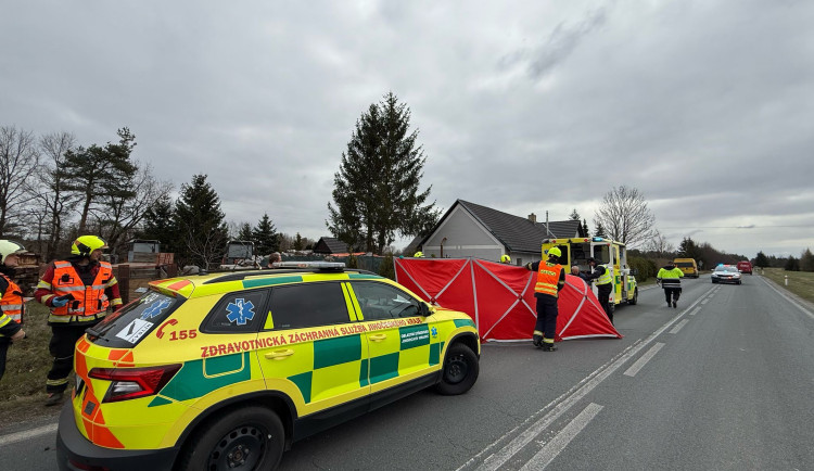 U Halámek srazilo auto cyklistku. Žena vážným zraněním podlehla
