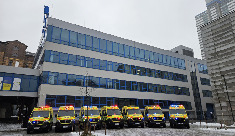 Budova D Libereckého kraje. Foto z předávání nových sanitek ZZS LK.