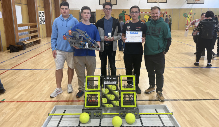 Zlato pro českolipský tým robotiky ze základní školy Špičák. Jejich robot zvládl střelbu na terč nejlépe ze všech