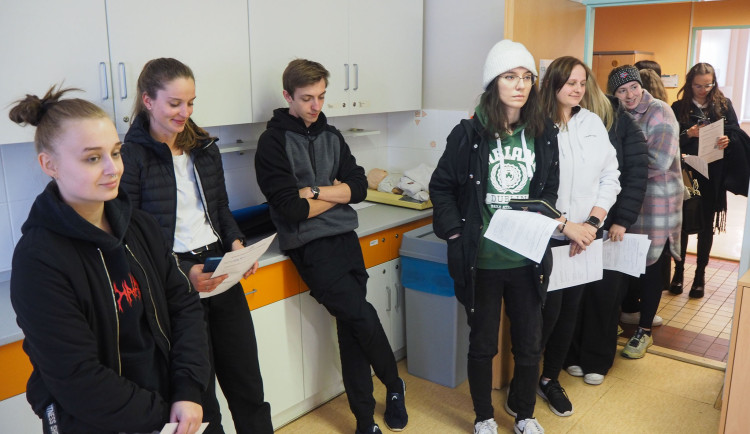 Zájemci stáli na liberecké univerzitě na zápis do registru dárců kostní dřeně frontu. Nabídnout nemocným pomoc přišlo 252 lidí