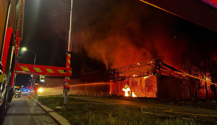 V Ostravě v noci shořelo bývalé bistro Bedřich. Příčinu požáru zatím hasiči neznají