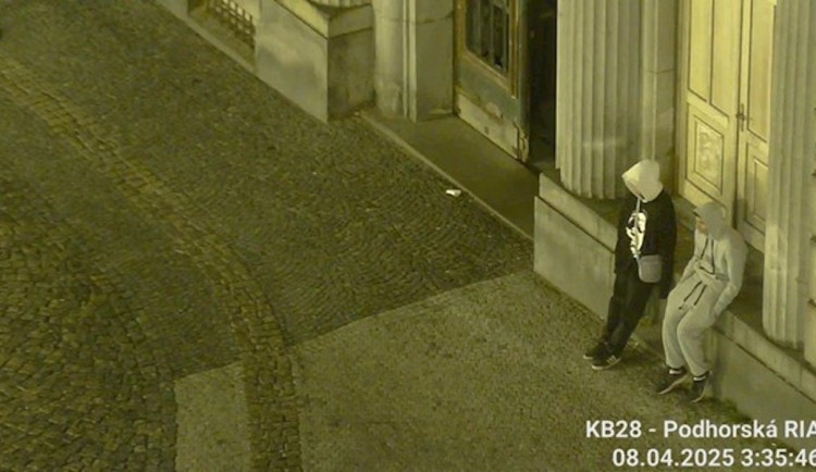 Strážnici v Jablonci zadrželi dva hledané. Nahlíželi do zaparkovaných aut