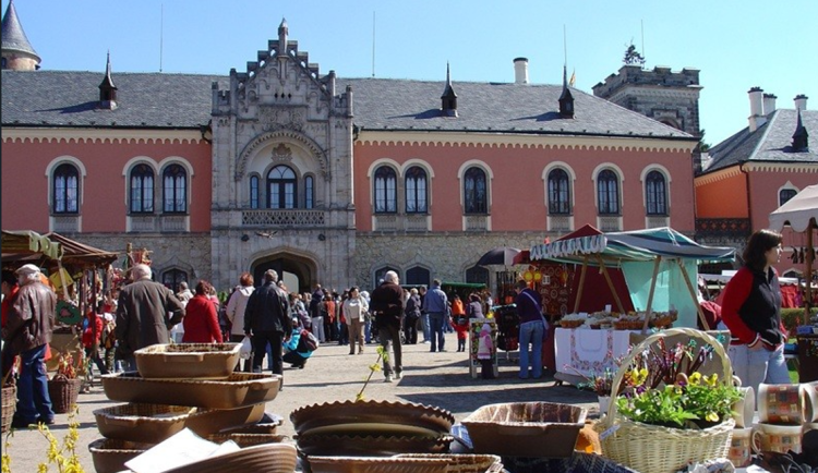 Velikonoce začnou na památkách v kraji víkendovými trhy na Sychrově