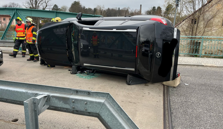 Další převrácené auto na mostě ve Frýdlantu, opět najelo na svodidla