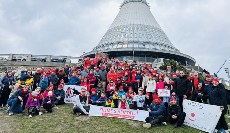 Stovka lidí s vrozenou poruchou srážlivosti krve zdolala o víkendu Ještěd