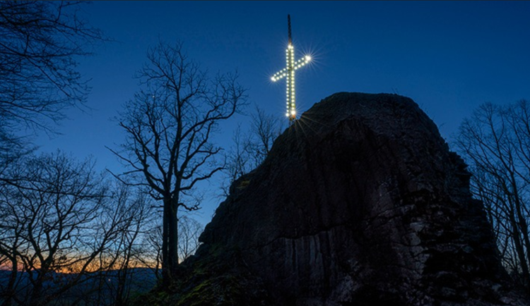 Skalku nad Novým Borem opět rozzáří světlo Velikonoc – svítící kříž