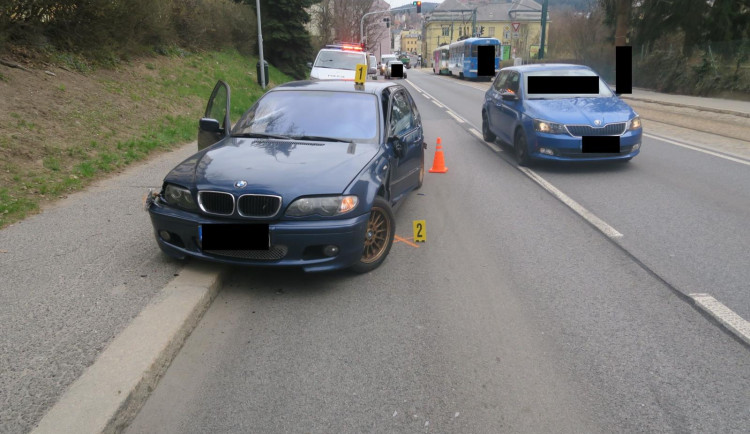 Se zákazy řízení ujížděl policistům v Jablonci i rychlostí 140 km/h. Skončil ve vazbě