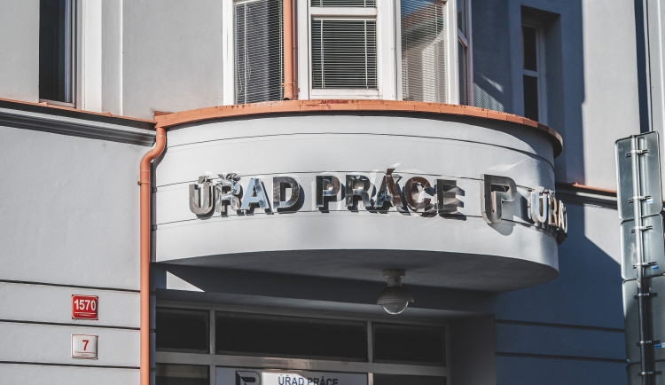 Drama na úřadu práce, roztržka mezi ženami skončila epileptickým záchvatem