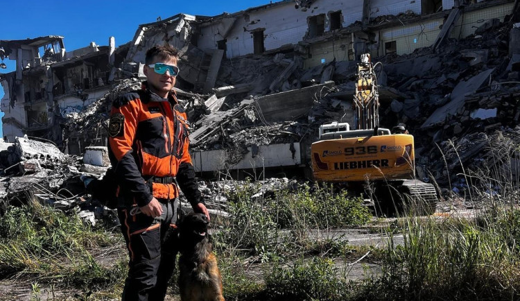 Velký úspěch kynologa Václava Vančury a psí parťačky Origami. Získali potřebné atesty pro sutinové vyhledávání