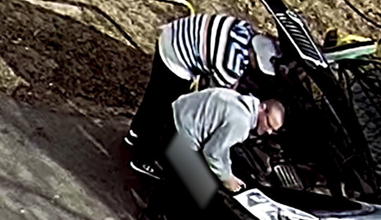 VIDEO: Policie hledá zručné zloděje. Světla ze škodovky ukradli za minutu