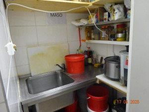 Inspektoři zavřeli asijskou restauraci v Liberci, kde myli nádobí bez teplé vody