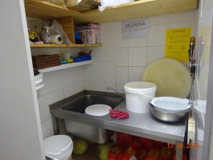 Inspektoři zavřeli asijskou restauraci v Liberci, kde myli nádobí bez teplé vody